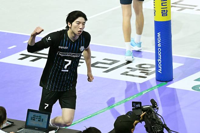 주먹을 불끈 쥔 허수봉. KOVO 제공