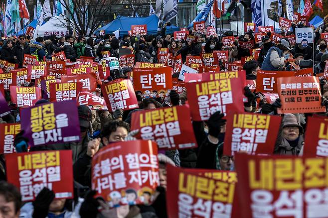 [서울=뉴시스] 정병혁 기자 = 7일 서울 영등포구 국회 앞에서 열린 '내란죄 윤석열 퇴진! 국민주권 실현! 사회대개혁! 국민촛불대행진'에서 시민들이 구호를 외치고 있다. 2024.12.07. jhope@newsis.com /사진=정병혁