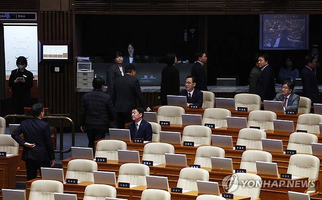 퇴장하는 국민의힘 의원 (서울=연합뉴스) 류영석 기자 = 7일 오후 국회 본회의에서 김건희 여사 특검법 표결을 마친 국민의힘 의원들이 퇴장하고 있다. 2024.12.7 ondol@yna.co.kr
