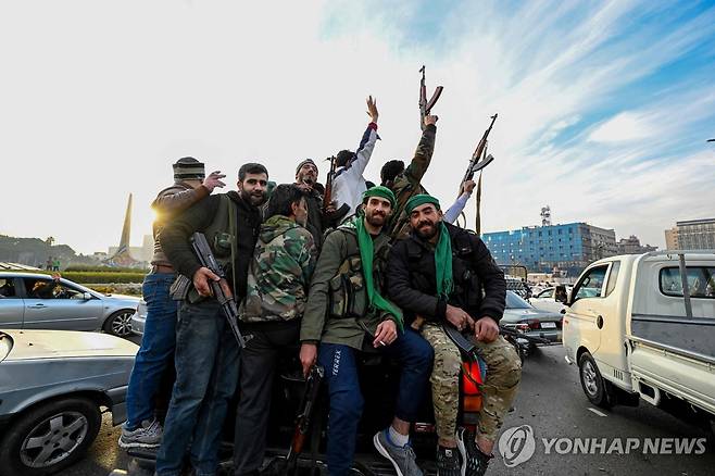 다마스쿠스 장악 후 기뻐하는 반군 (다마스쿠스 AFP=연합뉴스) 8일(현지시간) 시리아 수도 다마스쿠스 진입한 반군. 2024.12.08