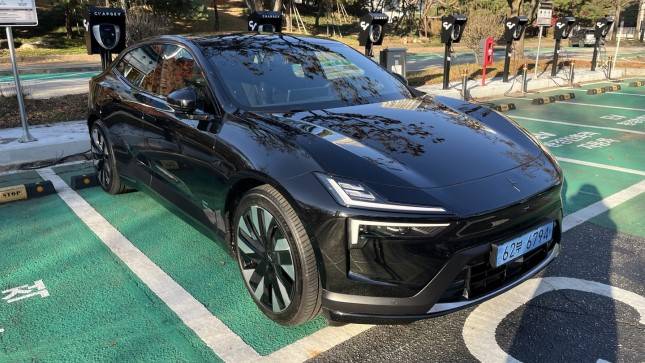 폴스타4는 널찍한 외관과 실내 공간을 제공한다./사진=정민주기자