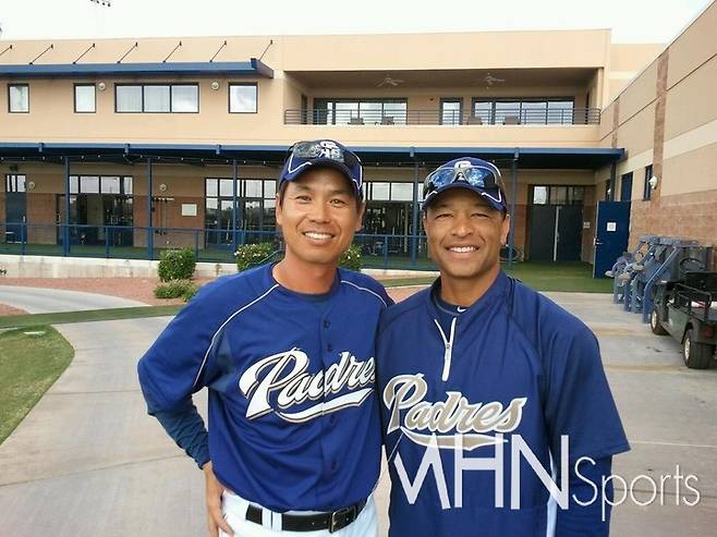 (로버츠 감독은 샌디에이고 코치로 지도자 생활을 시작했다. 왼쪽은 전준호 현 KBSN 해설위원의 과거 샌디에이고 코치연수시절 모습)