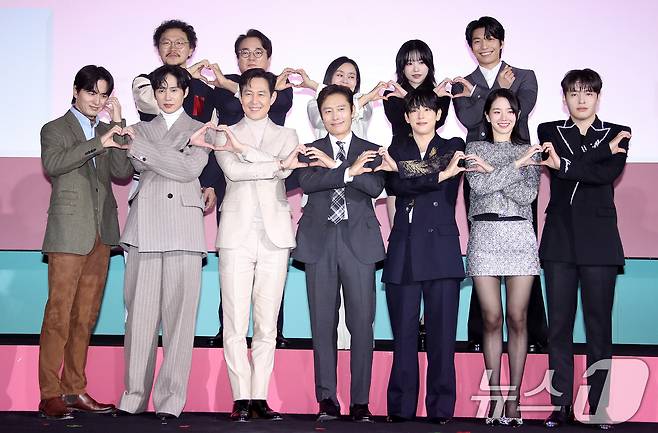 배우 양동근(왼쪽 위 시계방항부터)과 이서환, 강애십, 조유리, 위하준, 강하늘, 박규영, 임시완, 이병헌, 이정재, 박성훈, 이진욱이 9일 서울 중구 동대문디자인플라자(DDP)에서 열린 넷플릭스 오리지널 시리즈 '오징어 게임' 시즌2 제작발표회에서 포즈를 취하고 있다. '오징어 게임' 시즌2는 복수를 다짐하고 다시 돌아와 게임에 참가하는 ‘기훈’(이정재)과 그를 맞이하는 ‘프론트맨’(이병헌)의 치열한 대결, 그리고 다시 시작되는 진짜 게임을 담은 이야기다. 2024.12.9/뉴스1 ⓒ News1 권현진 기자