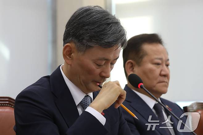 조지호 경찰청장이 5일 오전 서울 여의도 국회에서 열린 비상계엄 관련 행정안전위원회 전체회의에 출석해 생각에 잠겨 있다. 2024.12.5/뉴스1 ⓒ News1 이광호 기자