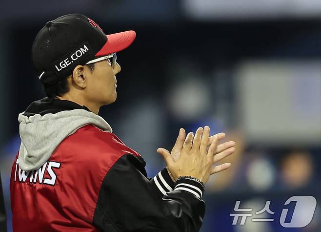 17일 오후 서울 송파구 잠실야구장에서 열린 프로야구 '2024 신한 SOL 뱅크 KBO 포스트시즌' 플레이오프 3차전 삼성 라이온즈와 LG 트윈스의 경기, LG 염경엽 감독이 1대0 승리 후 선수들을 격려하고 있다. 2024.10.17/뉴스1 ⓒ News1 김도우 기자