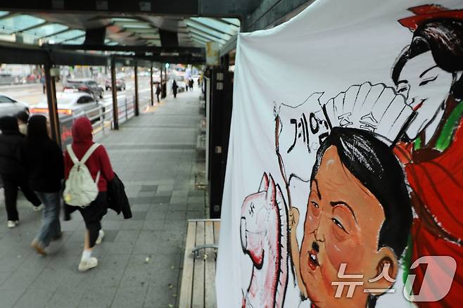 9일 오전 제주시청 버스 정류장에 비상계엄 사태와 윤석열 대통령을 풍자하는 도내 청년작가들의 풍자화가 걸려있다. 2024/12.9/뉴스1 ⓒ News1 고동명 기자