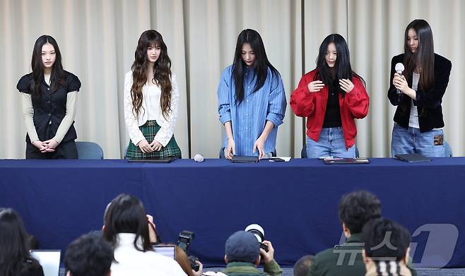 걸그룹 뉴진스가 서울 강남구 스페이스쉐어 삼성역센터에서 열린 전속계약 해지 관련 기자회견에 참석해 있다. 왼쪽부터 해린, 다니엘, 민지, 하니, 혜인. (공동취재) 2024.11.28/뉴스1 ⓒ News1 권현진 기자