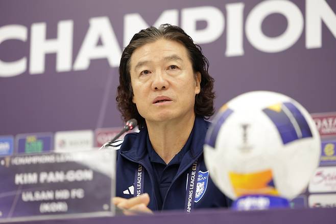 기자회견 하는 김판곤 울산 감독

    (서울=연합뉴스) 김판곤 울산 감독이 조호르와 2024-2025 ACLE 리그 스테이지 4차전을 하루 앞둔 4일 말레이시아 조호르주 술탄 이브라힘 스타디움에서 열린 기자회견에서 발언하고 있다. 2024.11.4 [한국프로축구연맹 제공. 재판매 및 DB 금지]
