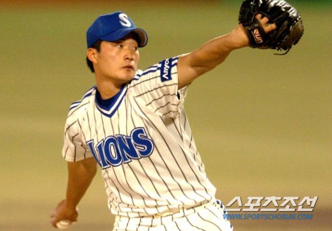 삼성 라이온즈 오승환의 2005년 투구 모습. 당시 오승환은 10승1패 16세이브 11홀드를 기록하며 승률왕에 오르고 신인왕도 차지했다. 스포츠조선DB