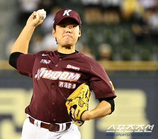 26일 잠실야구장에서 열린 키움과 LG의 경기, 키움 선발투수 김윤하가 역투하고 있다. 잠실=허상욱 기자 wook@sportschosun.com/2024.09.26/