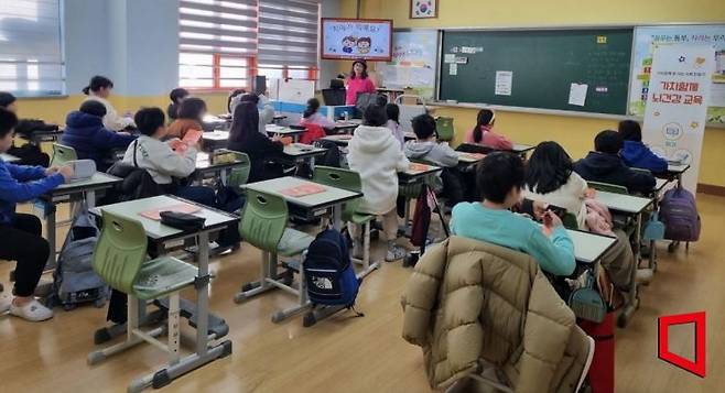인천동부초교 학생들이 뇌 건강 교육을 받고 있다. 인천 남동구 제공