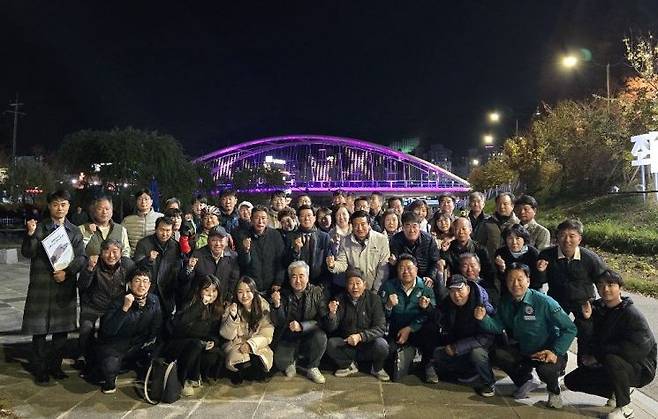 정종복 기장군수와 군직원, 지역주민들이 경관조명 시연회를 개최하고 기념촬영하고 있다. 기장군 제공