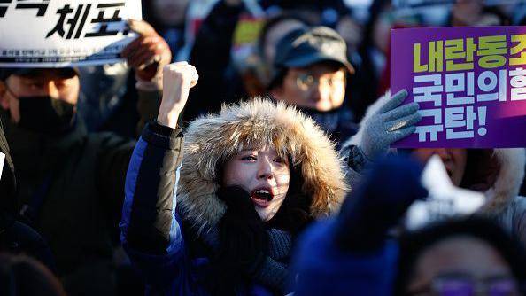 7일 윤석열 대통령에 대한 탄핵소추안이 부결되면서 향후 정국에 대한 관심이 높아지고 있다