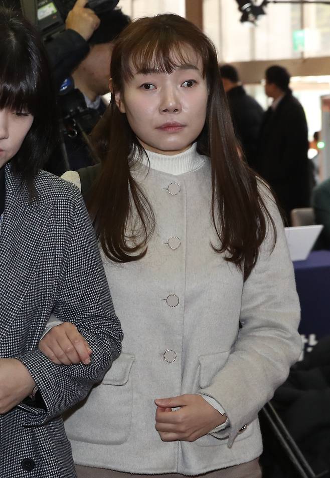 김예지 국민의힘 의원이 12월 9일 오전 서울 여의도 국회에서 열린 비공개 의원총회에 참석하고 있다./뉴스1