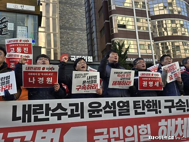 9일 오전 서울 영등포구 국민의힘 중앙당사 앞에서 민주노총이 기자회견을 하고 있다. 사진=서지윤 기자