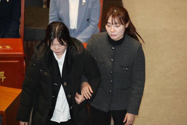 김예지 국민의힘 의원이 7일 오후 서울 여의도 국회에서 열린 본회의에서 윤석열 대통령 탄핵소추안 투표를 마친 뒤 본회의장을 나가고 있다. 뉴스1