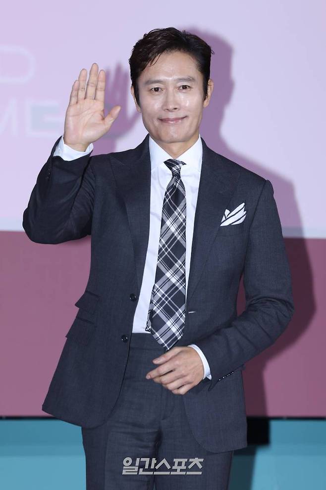 배우 이병헌이 9일 오전 서울 중구 동대문디자인플라자에서 열린 넷플릭스 오리지널 '오징어 게임' 시즌2 제작발표회에 참석해 포즈를 취하고 있다. '오징어 게임' 시즌2는 복수를 다짐하고 다시 돌아와 게임에 참가하는 ‘기훈’(이정재)과 그를 맞이하는 ‘프론트맨’(이병헌)의 치열한 대결, 그리고 다시 시작되는 진짜 게임을 담은 이야기. 26일 공개. 서병수 기자 qudtn@edaily.co.kr /2024.12.09/