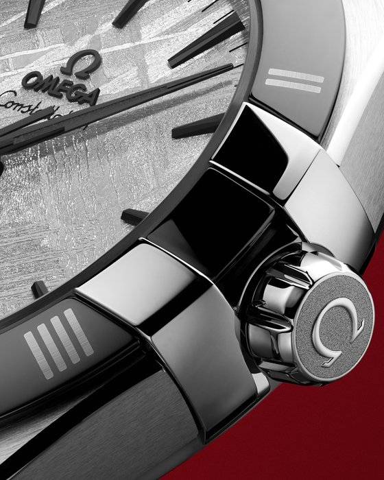 발톱 모양에서 본 뜬 클러 장식은 컨스텔레이션의 상징이다. [사진 오메가]