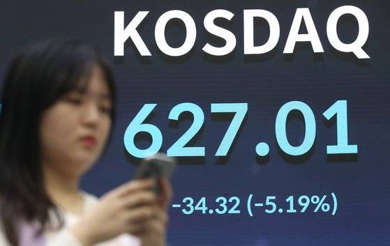 윤석열 대통령에 대한 국회의 탄핵소추안 표결 이후 첫 거래일인 9일 오후 서울 영등포구 여의도 한국거래소 전광판에 증시 종가가 표시되고 있다. 뉴스1