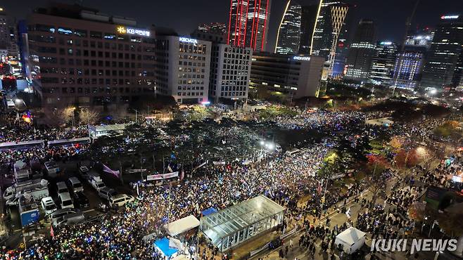 7일 오후 서울 여의도 국회 앞에서 열린 윤석열 탄핵 및 구속을 촉구하는 촛불문화제에서 참가자들이 관련 손팻말과 응원봉을 들고 있다. 사진=박효상 기자