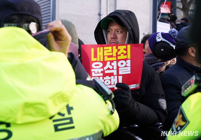 윤석열 대통령에 대한 탄핵안이 정족수 미달로 투표가 성립되지 못한 7일 서울 영등포구 여의도 국민의힘 당사 앞에 성난 시민들이 몰려 있다. 사진=유희태 기자