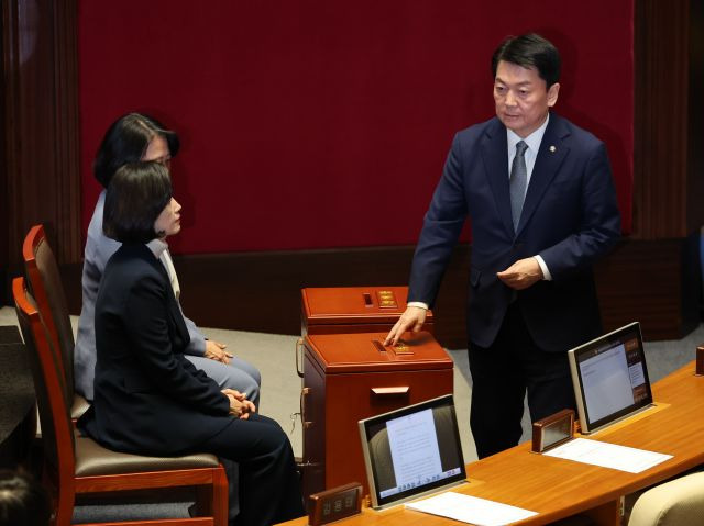 지난 7일 오후 국회에서 열린 윤석열 대통령의 탄핵소추안 표결에 참여한 국민의힘 안철수 의원이 투표를 마친 뒤 명패함에 명패를 넣고 있다. 연합뉴스