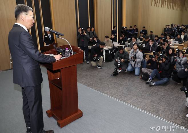 (서울=뉴스1) 송원영 기자 = 우종수 경찰청 국가수사본부장이 9일 서울 서대문구 경찰청에서 윤석열 대통령의 비상계엄 수사 관련  브리핑을 하고 있다. 2024.12.9/뉴스1  Copyright (C) 뉴스1. All rights reserved. 무단 전재 및 재배포,  AI학습 이용 금지. /사진=(서울=뉴스1) 송원영 기자