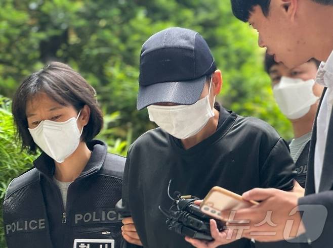아동복지법상 아동학대 혐의를 받는 50대 교인 C씨가 지난 5월 18일 인천 미추홀구 인천지법에서 열린 구속 전 피의자심문(영장실질심사)에 출석하고 있다./사진=뉴스1