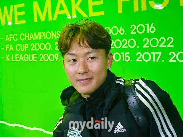 8일 전주월드컵경기장에서 펼쳐진 전북 현대와 서울 이랜드의 '하나은행 K리그 승강 플레이오프 2차전'이 끝난 후 인터뷰를 진행한 이승우/사진 = 최병진 기자