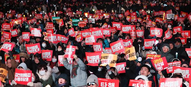 7일 오후 서울 여의도 국회 앞에서 열린 ‘내란죄 윤석열 퇴진! 국민주권 실현! 사회대개혁! 범국민촛불대행진’에서 참석자들이 윤석열 대통령의 탄핵을 촉구하고 있다. 임세준 기자