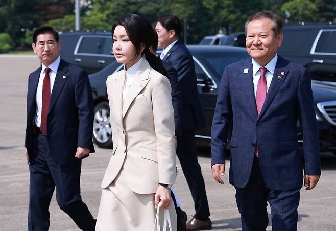 윤석열 대통령의 부인 김건희 여사가 투르크메니스탄, 우즈베키스탄, 카자흐스탄 등 중앙아시아 3개국 순방을 위해 지난 6월 10일 경기 성남 서울공항에 도착해 전용기인 공군 1호기로 향하고 있다. 왼쪽은 김용헌 전 국방부 장관, 오른쪽은 이상민 전 행안부 장관. [연합]