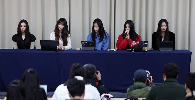 걸그룹 뉴진스가 28일 오후 서울 강남구 스페이스쉐어 삼성역센터에서 열린 전속계약 해지 관련 기자회견에 참석해 있다. 왼쪽부터 해린, 다니엘, 민지, 하니, 혜인. 2024.11.28 [공동취재]  [연합]