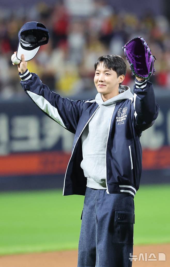 [광주=뉴시스] 김금보 기자 = 23일 광주 북구 광주-기아챔피언스필드에서 열린 2024 KBO 포스트시즌 한국시리즈 2차전 삼성 라이온즈와 KIA 타이거즈의 경기 시작 전 글로벌 슈퍼 그룹 '방탄소년단'(BTS) 멤버 제이홉(정호석)이 시구 하기전 팬들에게 인사하고 있다. 2024.10.23. kgb@newsis.com
