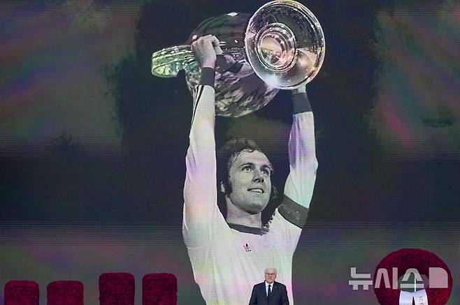 [뮌헨=AP/뉴시스]뮌헨, 故 베켄바워 등번호 5번 영구 결번. 2024.01.19.