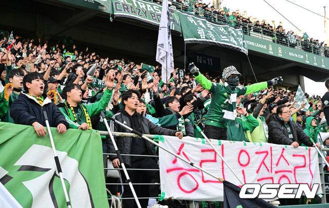 [OSEN=전주, 조은정 기자]전북 현대가 8일 전주월드컵경기장에서 열린 하나은행 K리그 승강 플레이오프 2차전서 서울이랜드에 2-1로 승리했다.&nbsp;이날 승리로&nbsp;전북은 승강 플레이오프 1, 2차전 합계 4-2로 서울 이랜드를 따돌리고 K리그 1 잔류에 성공했다.&nbsp;전북 현대 팬들이 잔류를 기뻐하고 있다. 2024.12.08 /cej@osen.co.kr