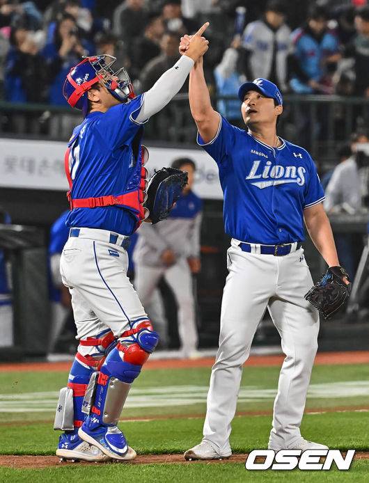 [OSEN=부산, 이석우 기자] 삼성 오승환(오른쪽)이 경기를 마무리한 뒤 강민호와 승리 세리머니를 하고 있다. 2024.04.11 / foto0307@osen.co.kr