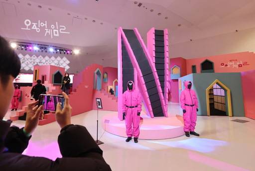 9일 서울 중구 동대문디자인플라자(DDP)에 열린 넷플릭스 시리즈 ‘오징어 게임’ 시즌2 체험존에서 취재진이 전시를 둘러보고 있다. 연합뉴스
