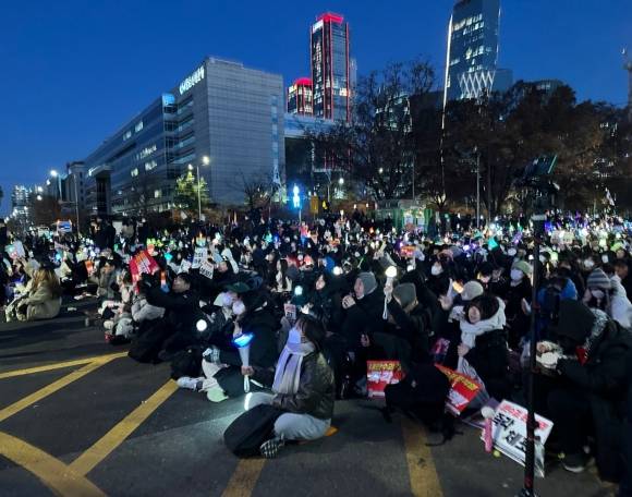 8일 서울 영등포구 국회의사당 앞에서 윤석열 대통령 규탄 집회에 참여한 시민들이 형형색색의 ‘응원봉’을 들고 시위에 참여하고 있는 모습. 유규상 기자