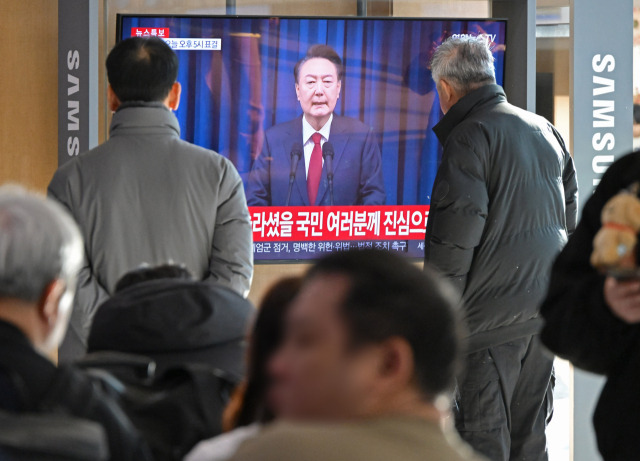 윤석열 대통령 탄핵소추안 표결이 예정된 7일 서울역 대합실에서 시민들이 대통령의 대국민 담화 내용을 지켜보고 있다. 성형주 기자