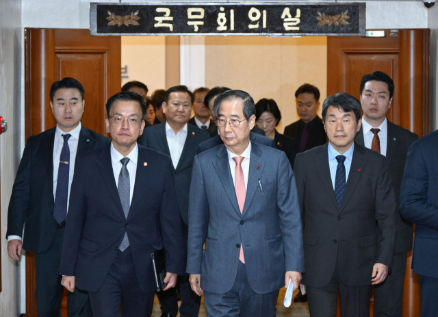 한덕수(가운데) 국무총리를 비롯한 각료들이 4일 정부서울청사 국무회의실을 빠져나오고 있다. 성형주 기자