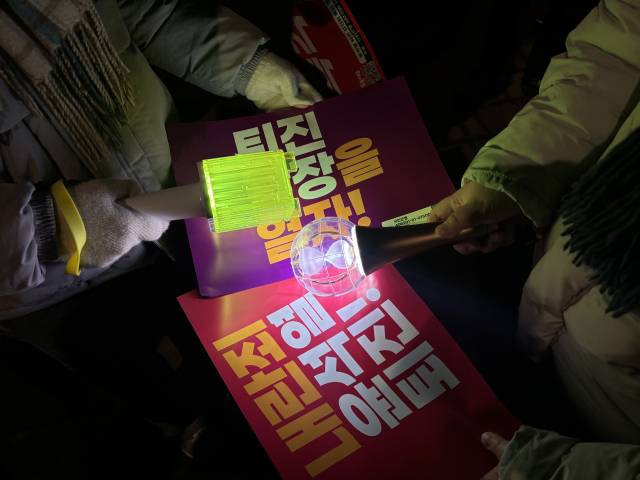 8일 열린 촛불집회에서 시민들이 각자의 응원봉을 보여주고 있다. 장형임기자
