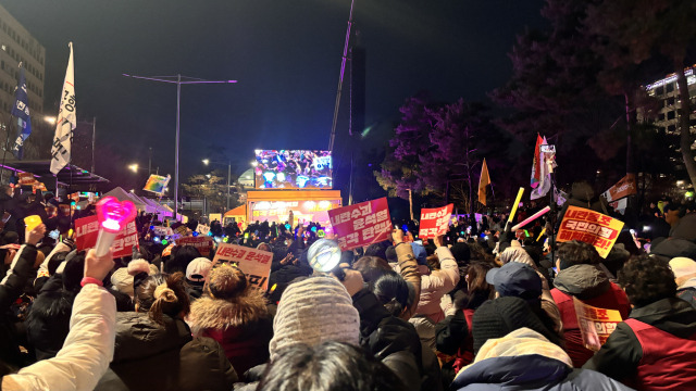 9일 저녁 서울 영등포구 국회의사당역 5번 출구 앞에서 윤석열 탄핵 촉구 집회가 열리고 있다.장형임기자