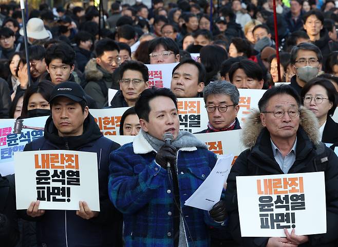 12월4일 서울 광화문광장에서 민주노총과 참여연대를 비롯한 여러 시민단체가 기자회견을 열었다.ⓒ연합뉴스