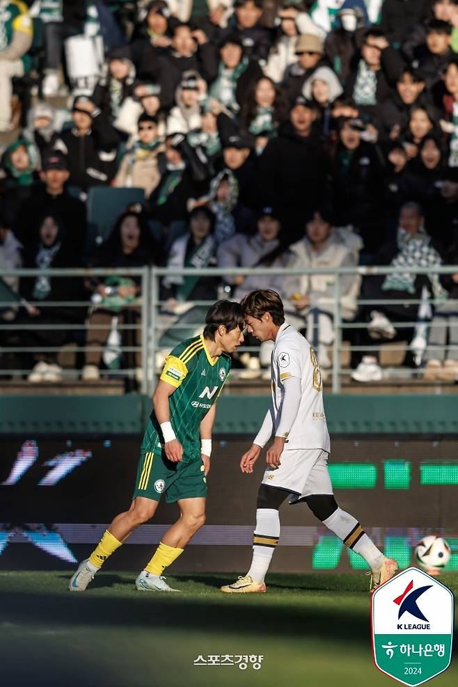 전북 현대 김태환(왼쪽)과 서울 이랜드 이준석이 지난 8일 전주월드컵경기장에서 열린 2024 하나은행 K리그 승강 플레이오프 2차전에서 신경전을 벌이고 있다. 프로축구연맹 제공