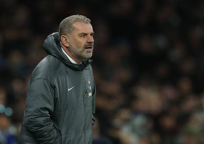 ▲ 이날 부상에서 복귀한 중앙 수비수 크리스티안 로메로(사진 맨 위)는 다시 몸에 이상을 호소하며 조기 교체 됐다. 엔제 포스테코글루(가운데) 감독이 너무 무리해서 복귀 시킨 것 아니냐는 비판이 쏟아졌다. 주장 손흥민의 부담은 더 커졌다. ⓒ연합뉴스/REUTERS