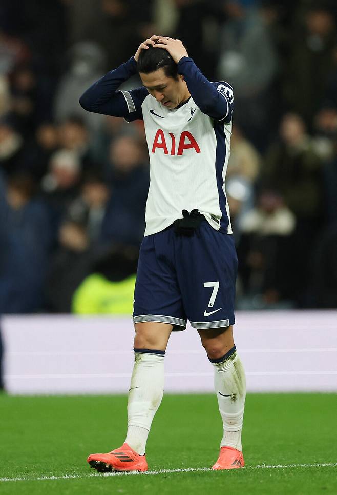 ▲ 손흥민은 경기 후 인터뷰에서 자신을 자책하며 팬들에게 사과했다. 고개를 푹 숙이며 인터뷰를 한 그는 “무슨 말을 해야 할지 모르겠다. 매우 실망스럽다. 결정적인 순간에 골을 넣지 못해 팀을 실망시켰다. 고개를 들 수 없다. 우리는 인간이기에 실수를 한다. 하지만 이런 중요한 경기에서 놓친 기회들은 매우 고통스럽다”고 말했다. 토트넘은 영국 런던 토트넘 홋스퍼 스타디움에서 열린 2024~2025시즌 프리미어리그(EPL) 15라운드 ‘런던더비’에서 첼시에 3-4로 역전패를 당했다. 이번 패배로 토트넘은 공식전 4경기 연속 무승(2무 2패)에 그쳤으며, 리그 순위도 11위(승점 20)로 떨어졌다. ⓒ연합뉴스/EPA