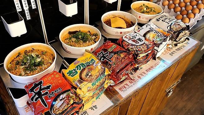 무인 라면가게는 갖가지 냉장식품도 판매한다. 무인 라면가게가 위생에 신경써야 하는 이유다.[사진 | 더스쿠프 포토]