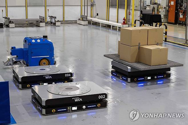현대자동차와 기아가 스마트팩토리 혁신 제조 기술을 공유하기 위한 신기술 전시회인 'E-FOREST TECH DAY(이포레스트 테크데이) 2024'를 열고 SDF(소프트웨어 중심 공장)로의 전환을 위한 미래 비전을 제시한다고 지난 10월 21일 밝혔다. 사진은 물건을 적재한 물류로봇(오른쪽)이 주변에 위치한 다른 로봇을 인식하고 이동하는 모습. [현대차·기아 제공. 재판매 및 DB 금지]