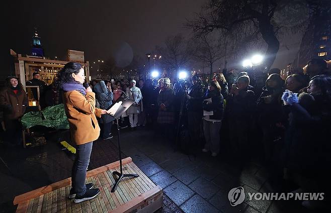 스톡홀름에서 한국어로 낭독되는 한강작가의 작품 (스톡홀름=연합뉴스) 김도훈 기자 = 8일(현지시간) 스웨덴 스톡홀름에서 열린 역대 여성 노벨문학상 수상자의 작품을 소개하는 '문학의 밤' 행사에서 현지 교민 신미성 씨가 한강작가의 '작별하지 않는다'를 낭독하고 있다. 2024.12.9 superdoo82@yna.co.kr