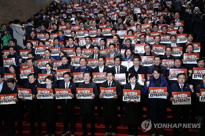 대통령 탄핵 구호 외치는 민주당 (서울=연합뉴스) 류영석 기자 = 더불어민주당 이재명 대표를 비롯한 의원들이 윤석열 대통령에 대한 탄핵소추안 표결이 무산된 7일 국회에서 탄핵 촉구 및 국민의힘 규탄 대회를 하고 있다. 2024.12.7 ondol@yna.co.kr